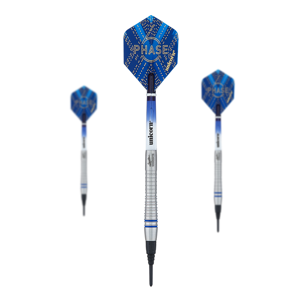 Das Bild zeigt drei Softdarts des Produkts „Unicorn Phase 6 World Champion Gary Anderson“. Die Darts haben silberne Schäfte und blaue Flights mit dem Schriftzug „PHASE“ darauf.